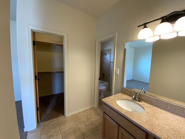 Building Photo - 3 Bedroom Town home Near 4th Street SW & B...