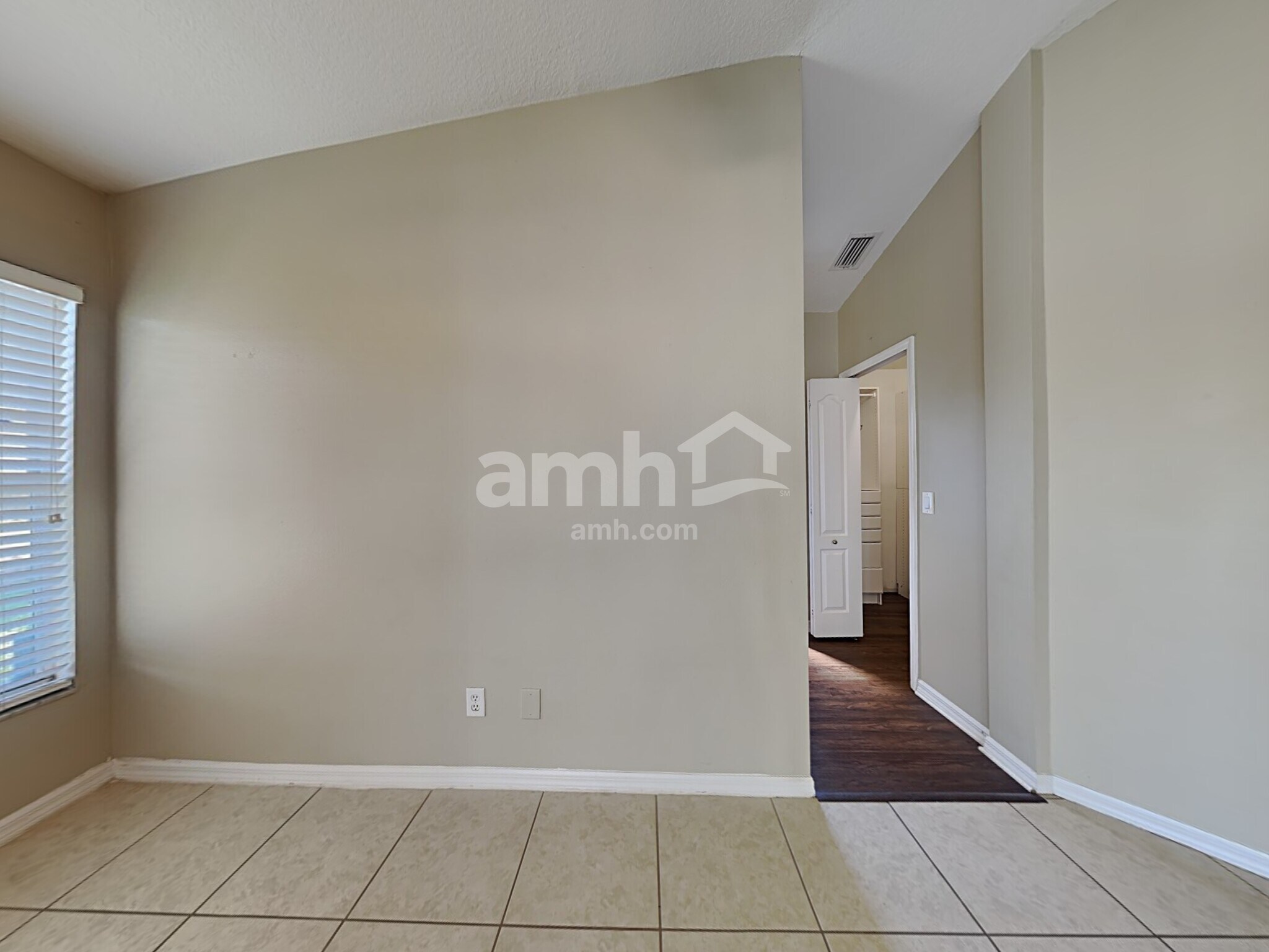 Building Photo - 1461 Lake Shore Ranch Dr