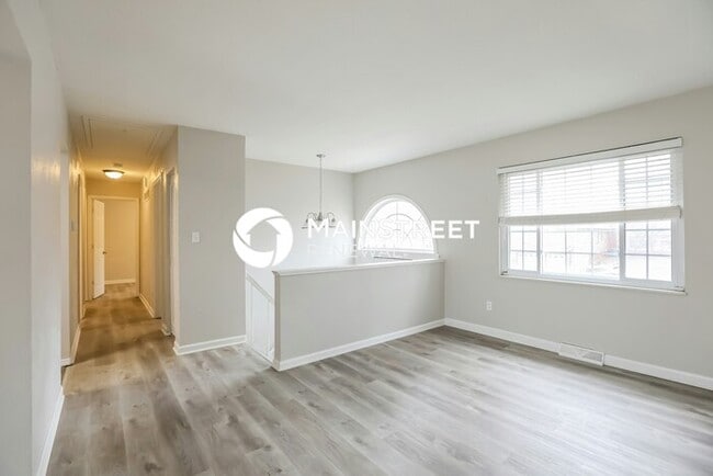 Building Photo - 3 Bedroom Pet-Friendly Home in Blue Springs, MO with Main Street Renewal
