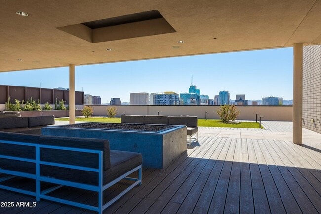 Building Photo - 100 W Portland St