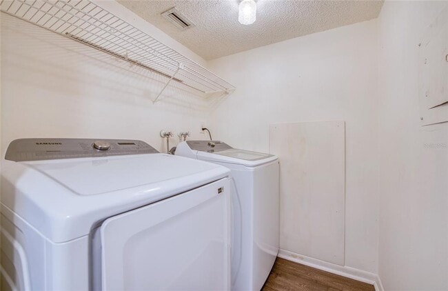 Building Photo - 225 Country Club Dr