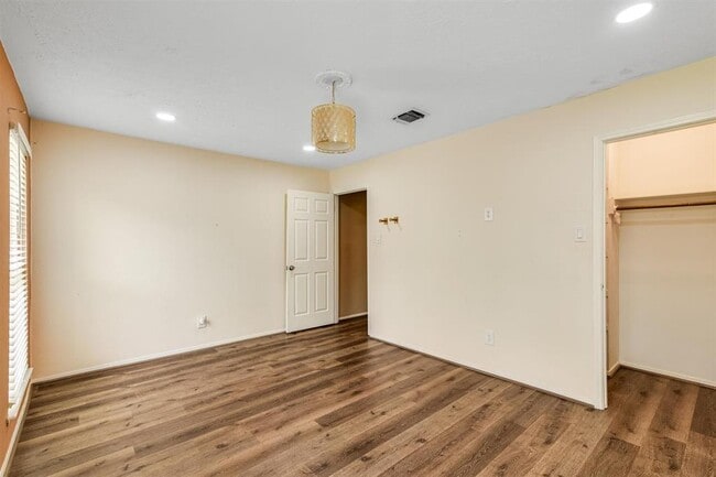 Building Photo - 14919 Parkville Dr