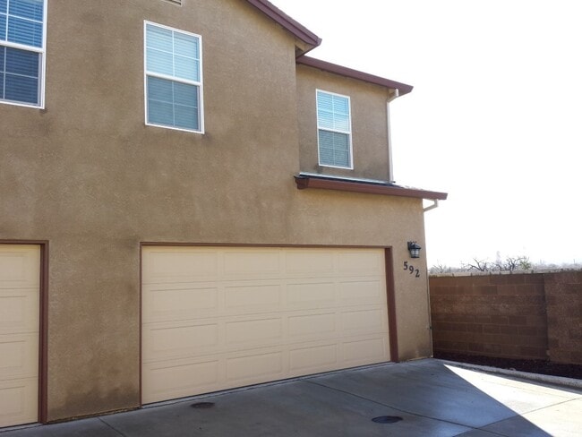 Building Photo - Townhouse In Prime Location