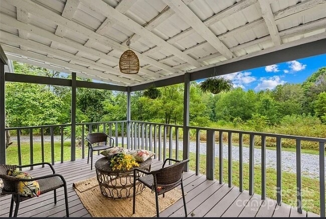 Building Photo - Country Living
