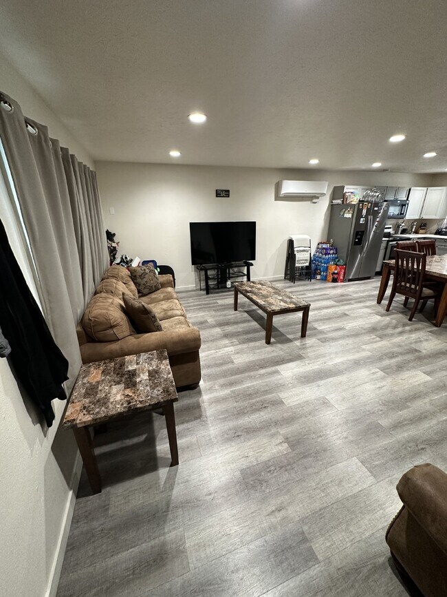 Building Photo - Desirable 2 bedroom 1 Bath Home in Ontario