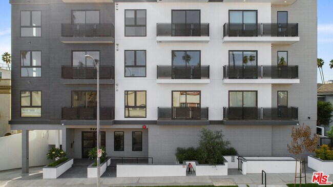 Building Photo - 927 Fedora St