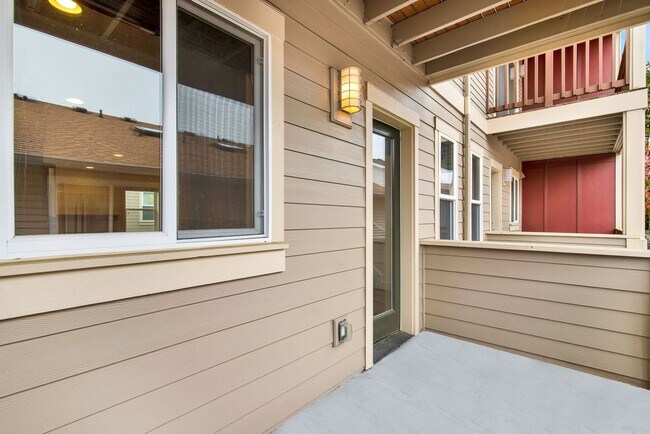 Building Photo - Updated 2 Bedroom Shoreline Townhouse!