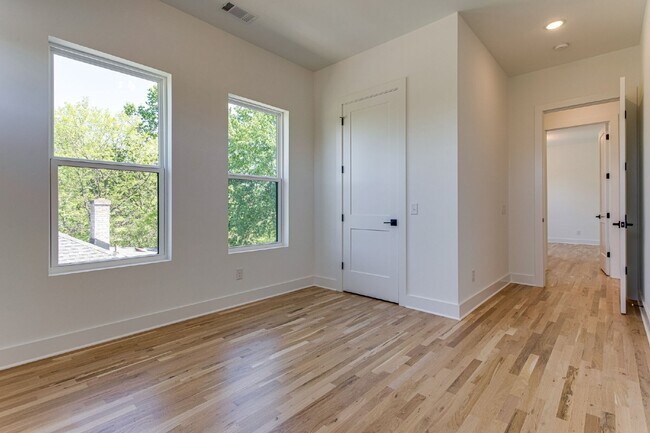 Building Photo - LIKE NEW - Beautiful 4 or 5 BR in Lockelan...