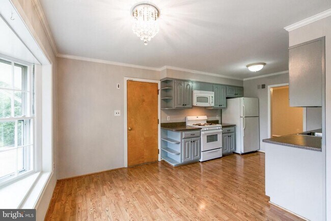 Building Photo - 2012 Friendship Ln