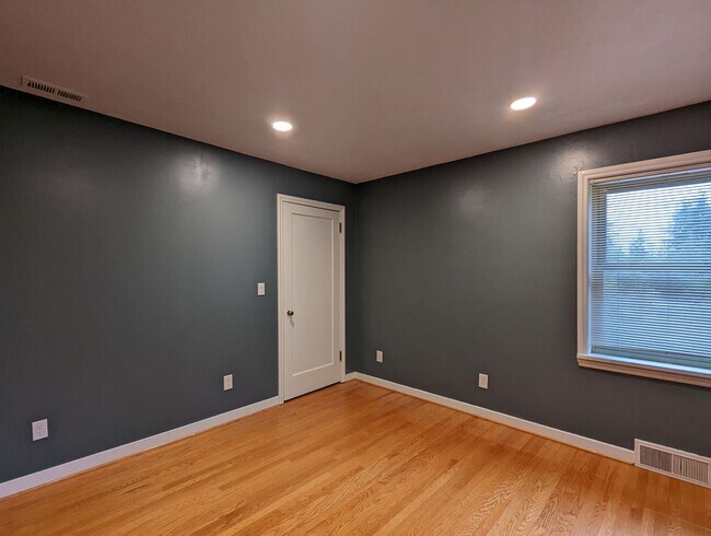Building Photo - 4 br, 3 bath House - 2350 Boyer Ave E