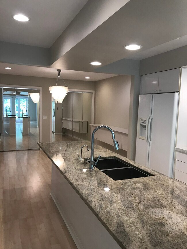 Building Photo - Solon 4 Bedroom Rental