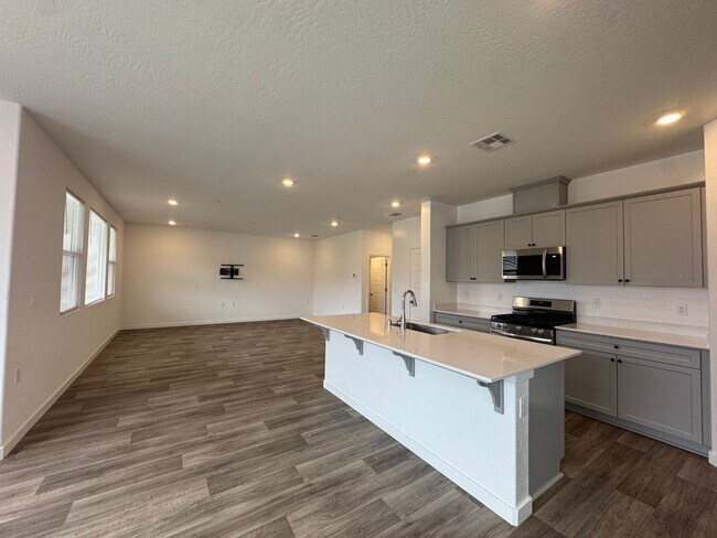 Building Photo - 997 Pioneer Dr W