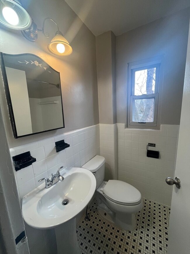 Building Photo - 409 Laverne Ave