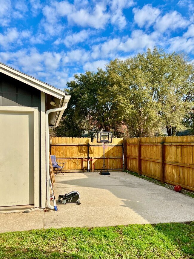 Building Photo - Charming 3-Bedroom Home with Modern Upgrad...