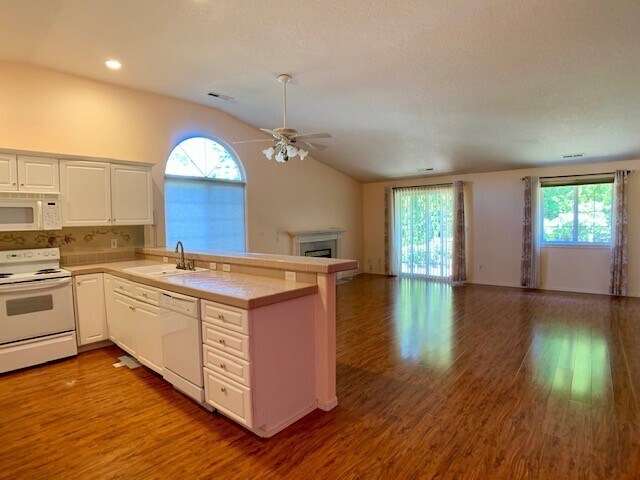 Building Photo - Unique 4 Bedroom Home- Minutes to Vancouve...