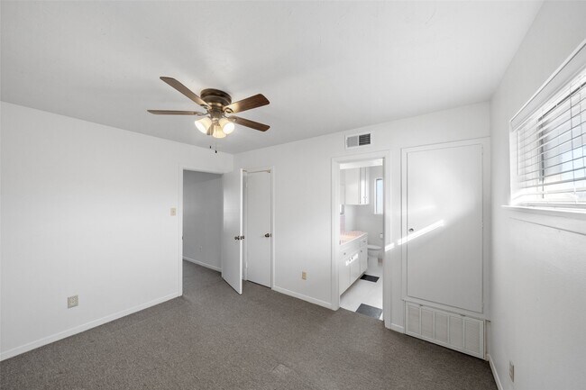 Building Photo - 926 E 14th St