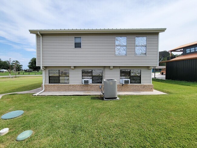 Building Photo - Extremely well maintained home. The second floor of this home being the main living area has a fa...