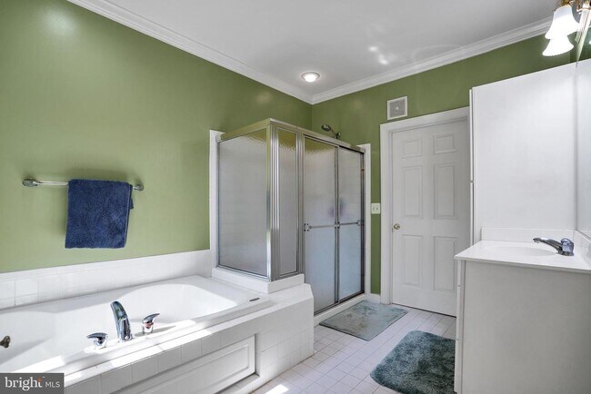 Building Photo - 12410 Meadow Field Dr