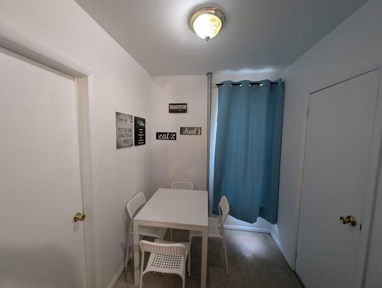 Building Photo - 315 E 95th St