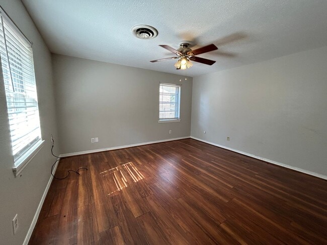 Building Photo - Beautiful 4 Bedroom Southern Hills Home