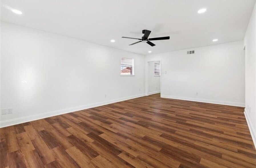 Building Photo - 2427 Octavia Dr