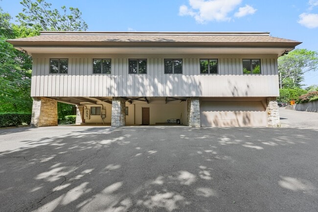 Building Photo - 11 Maple Ave
