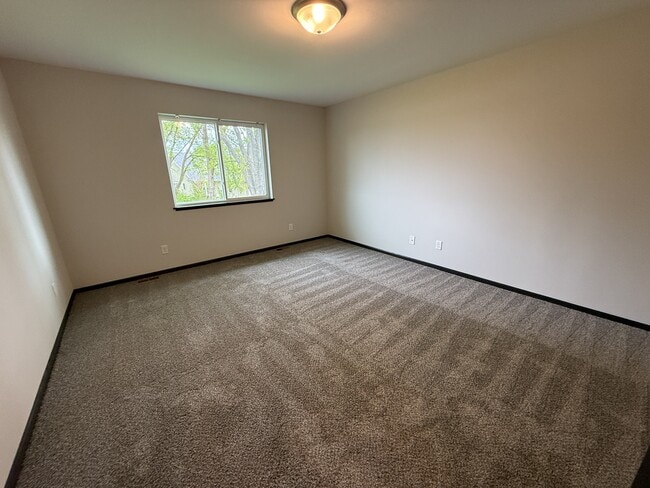 Building Photo - 924 Waters Edge Ct