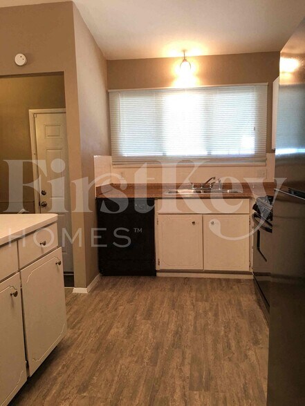 Building Photo - 2560 Pheasant Dr