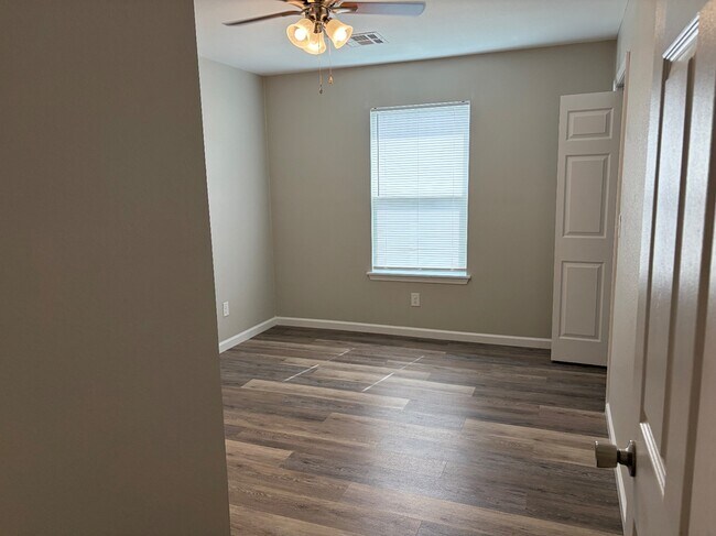 Building Photo - 4116 W 56th Pl