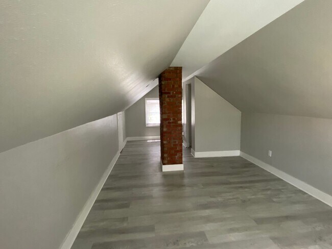 Building Photo - 2 Bedroom/1 Bath AVAILABLE NOW