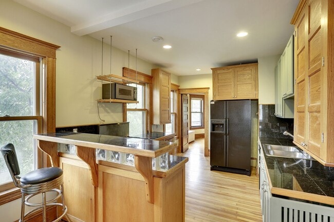 Building Photo - 3302 Harriet Ave