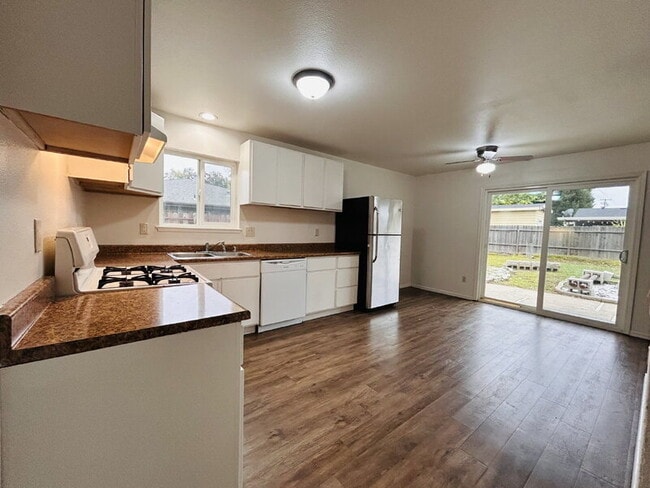 Building Photo - 2170 McGregor Dr