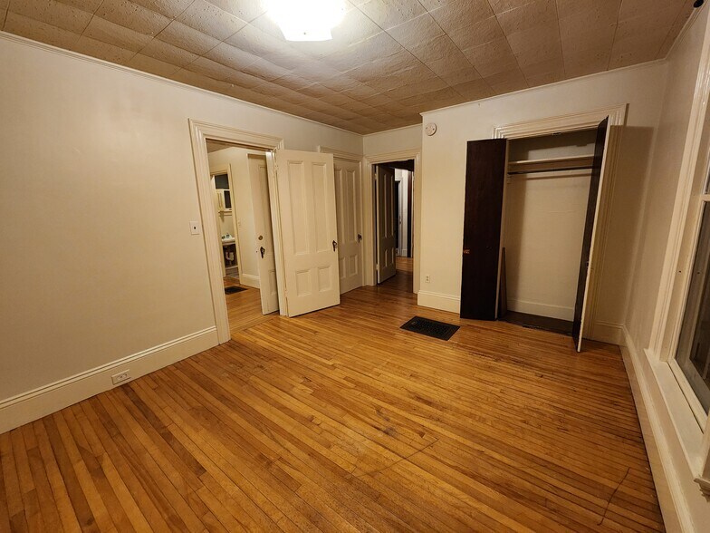 Bedroom 2 (at night) - 46 Saunders St