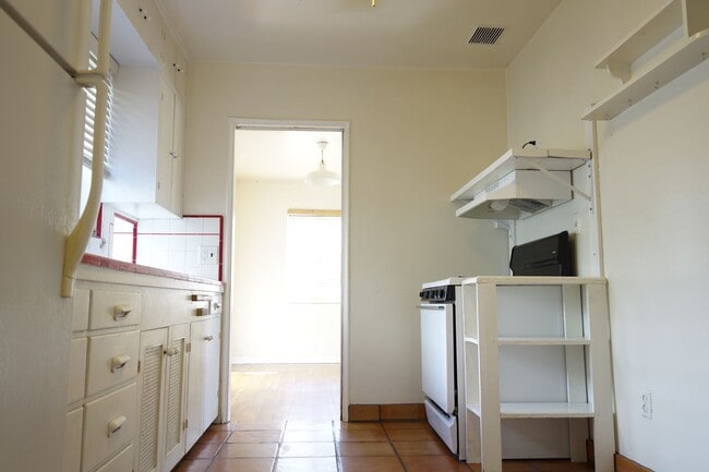 Building Photo - 2 bedroom, 1 bath house with a den in Sam ...