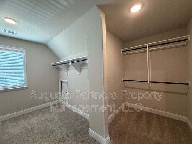Building Photo - 3500 Hilltop Trl