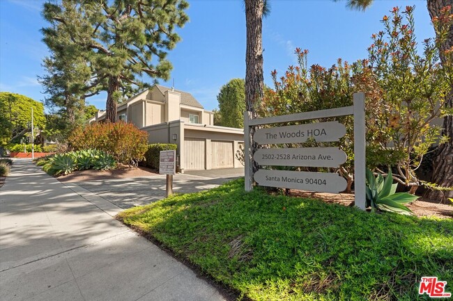 Building Photo - 2516 Arizona Ave