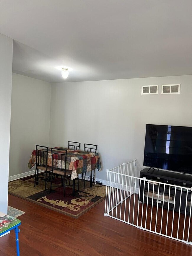 Building Photo - 3496 Willowview Ct