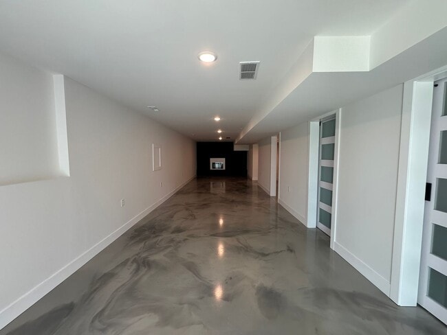 Building Photo - 4 Bedroom house with Second kitchen in basement