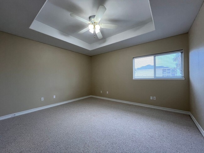 Building Photo - WATERFRONT TOWNHOME ON THE ISLAND!