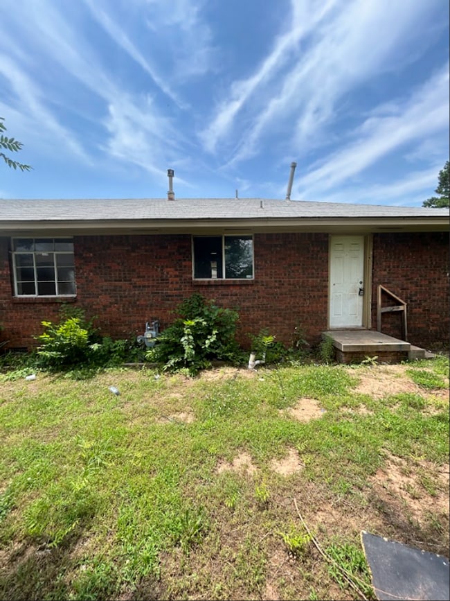 Building Photo - Cute 4 Bedroom Home