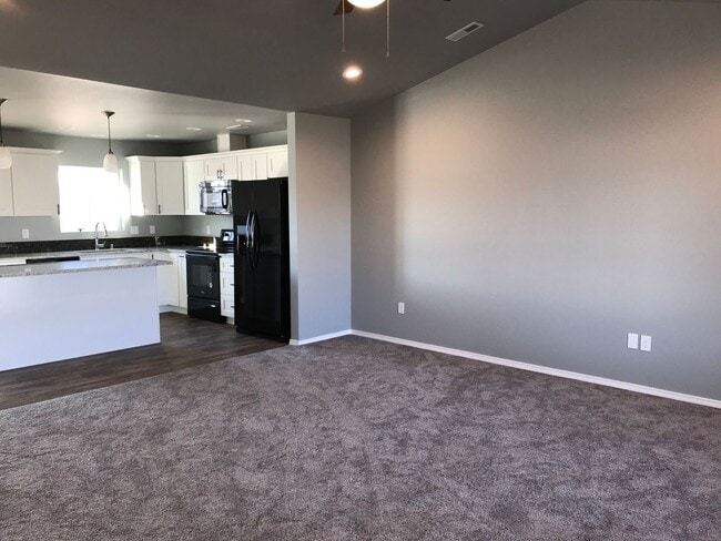 Building Photo - 2Story Home! 4 Beds, 2.5 Bath!