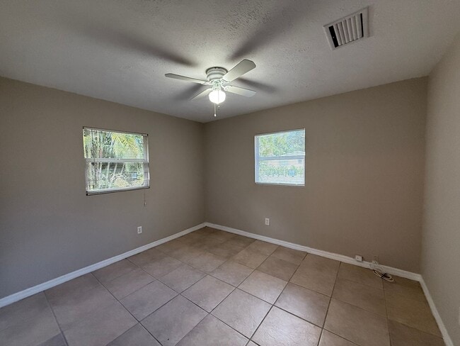 Building Photo - 960 NE Key Dr