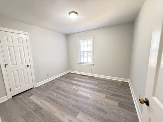 Building Photo - 1136 Beechwood Dr