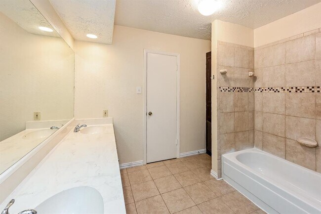 Building Photo - 14907 El Grande Dr