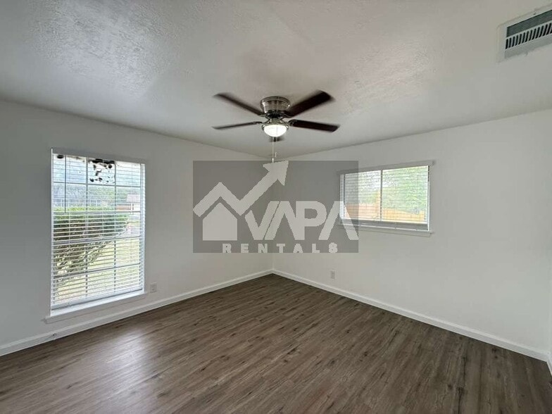 Building Photo - 5419-5419 Lk Grv Dr