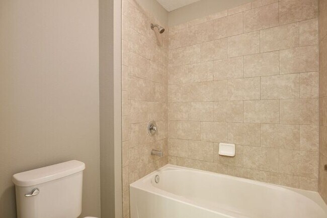 Building Photo - Gorgeous 3/2.5 Modern Townhome with 1 Car ...