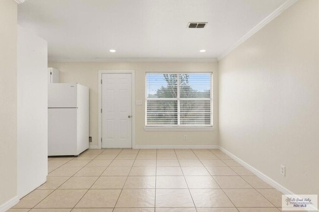 Building Photo - 711 Cisneros St