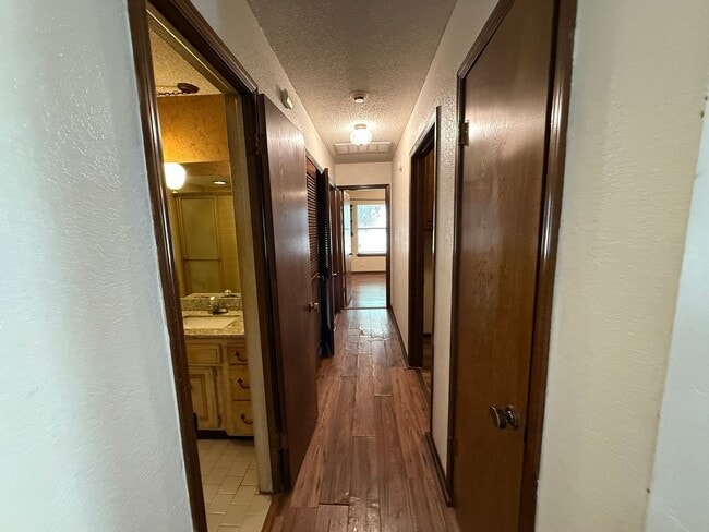 Building Photo - Vaulted Ceilings, Large Great Room! 3 bedr...