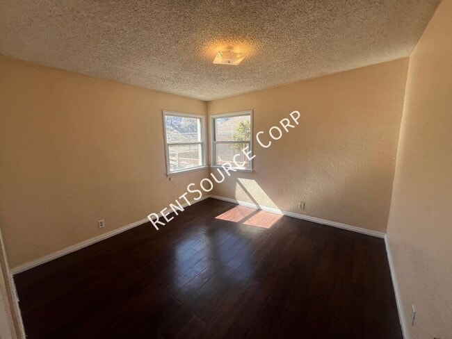 Building Photo - 920 Flora St