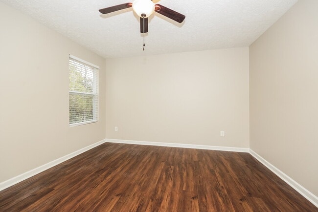 Building Photo - 608 Elderberry Way